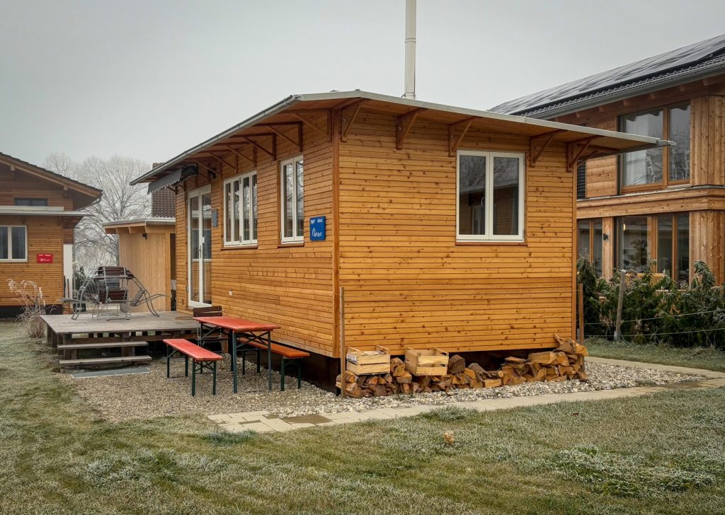 Charmantes Äußeres einer Blockhütte aus Holz unter strahlend blauem Himmel.