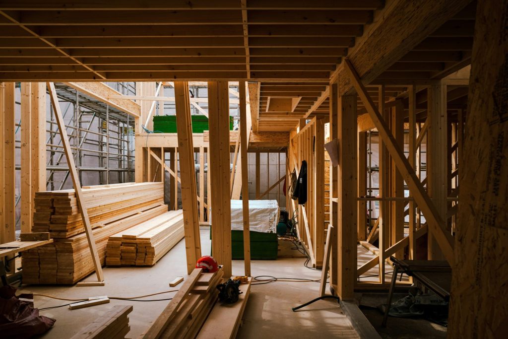 ein Zimmer mit einigen Holzbalken